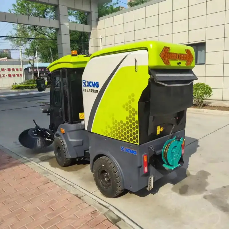 Большая подметальная машина с кабиной оператора XCMG SJDH700A на рабочем месте – китайская модель для эффективной очистки больших территорий 3