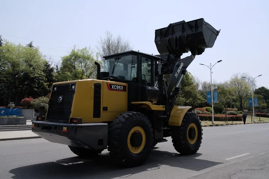 XCMG XC953 — фронтальный погрузчик в профиль 3
