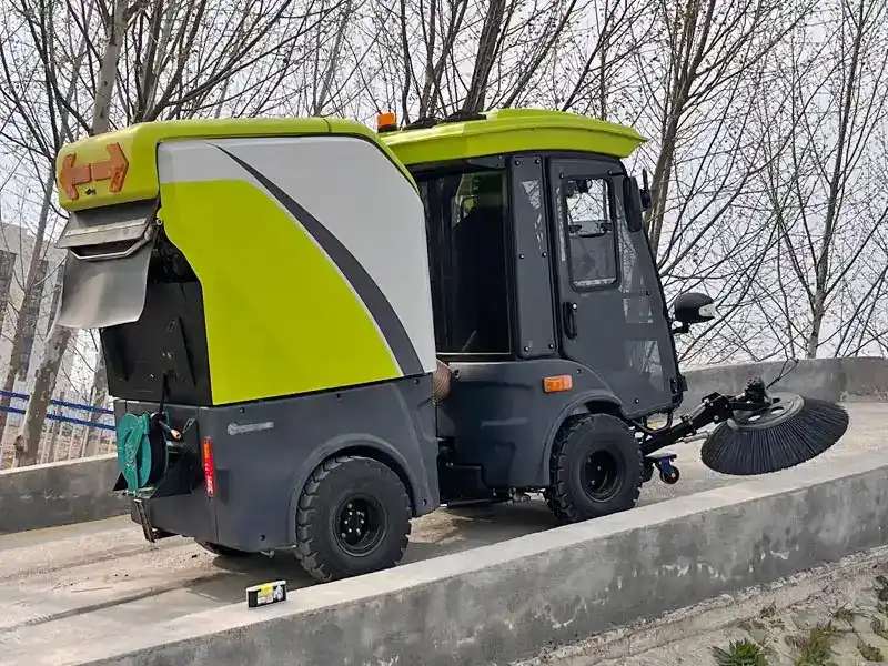 Большая подметальная машина с кабиной оператора XCMG SJDH700A на рабочем месте – китайская модель для эффективной очистки больших территорий 1