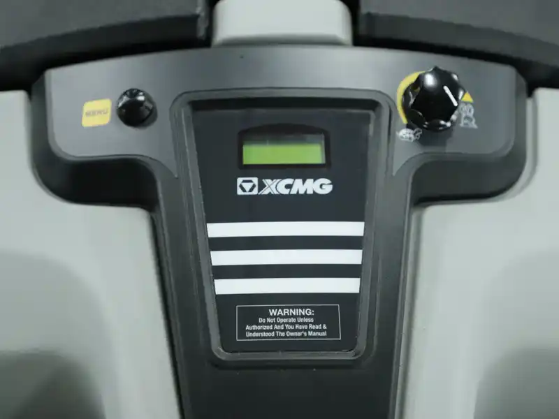 Вид поломоечной машины XCMG XGH55XBT с рядом идущим оператором – современное оборудование для качественной очистки в промышленных и коммерческих зонах 3