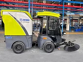 Большая подметальная машина с кабиной оператора XCMG SJDH700A на рабочем месте – китайская модель для эффективной очистки больших территорий 2