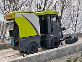 Большая подметальная машина с кабиной оператора XCMG SJDH700A на рабочем месте – китайская модель для эффективной очистки больших территорий 1