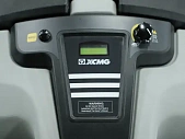 Вид поломоечной машины XCMG XGH55XBT с рядом идущим оператором – современное оборудование для качественной очистки в промышленных и коммерческих зонах 3
